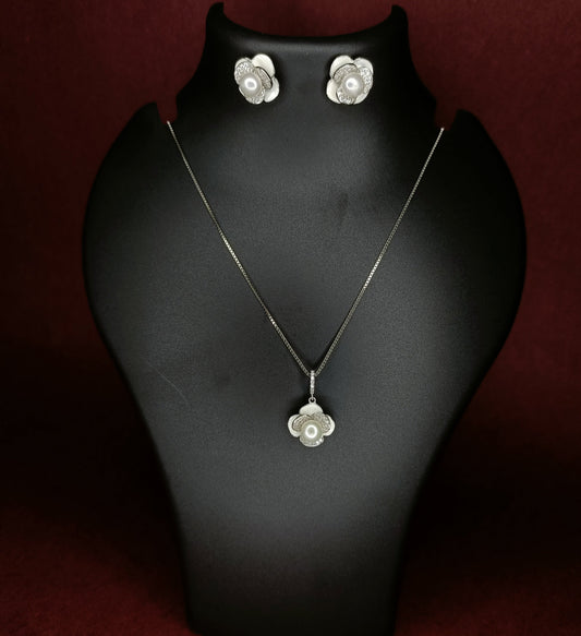 Flower Pearl Pendant Set